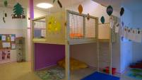 Kindergarten-Hochetage mit senkrechtem Aufstieg und Fallschutzmatte